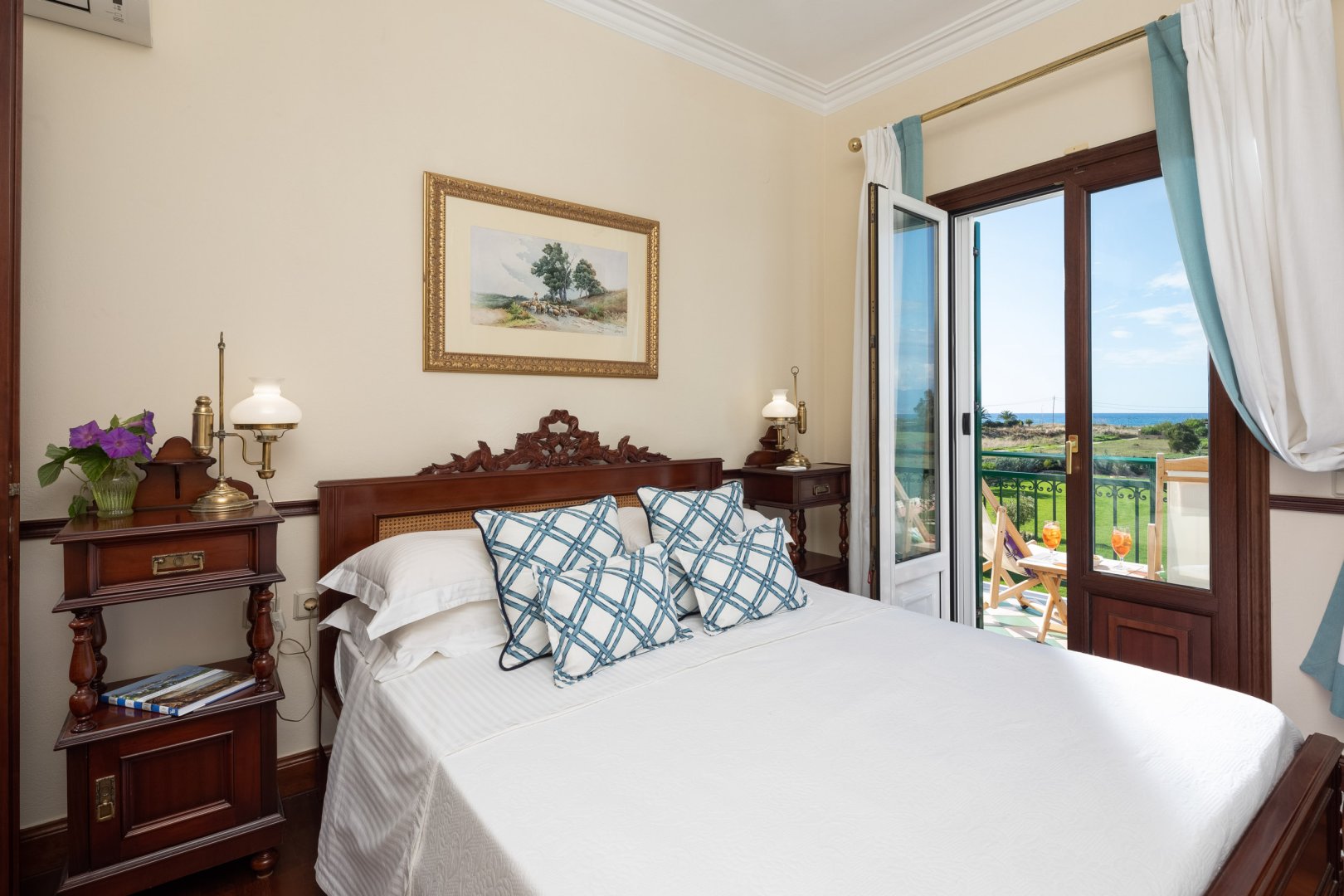 Bedroom with balcony and sea glimpses
