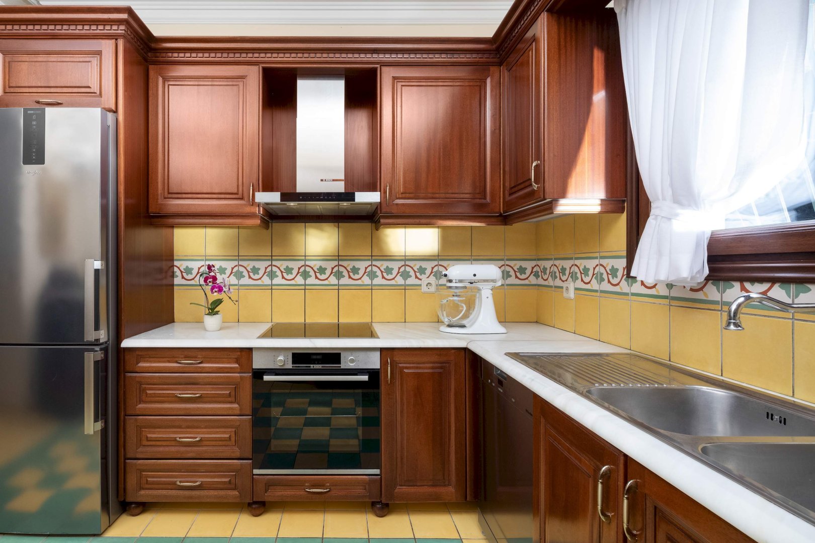 Fully equipped kitchen with wooden cabinetry